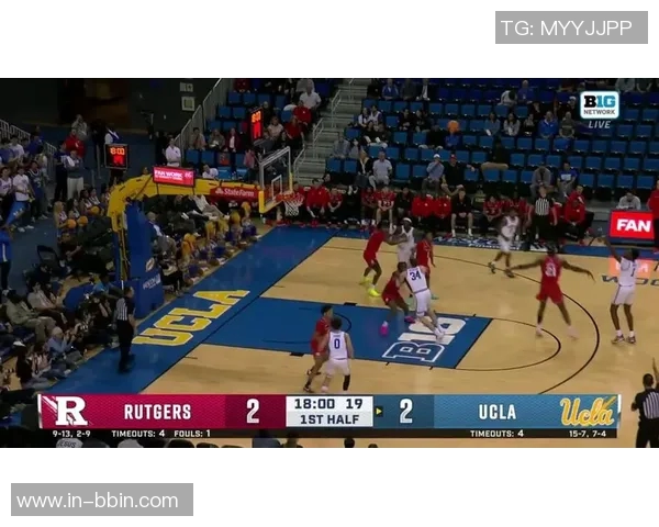 布克半场表现稳定9投5中砍下12分2篮板3助攻助力球队争胜