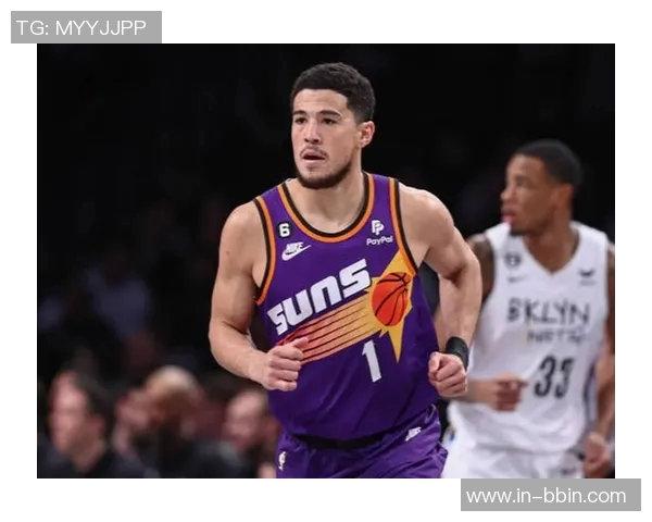 布克手感不佳依靠罚球逆袭18投7中贡献27分4篮板4助攻